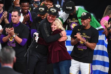 开云中国-ESPN：珍妮将佩林卡&amp;兰比斯等朋友视作家人 把亲生兄妹视作敌人